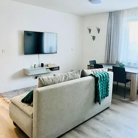 Novy S Velkou Terasou A Grilem Appartement Černý Dŭl