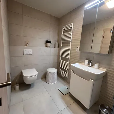 Novy S Velkou Terasou A Grilem Apartament *